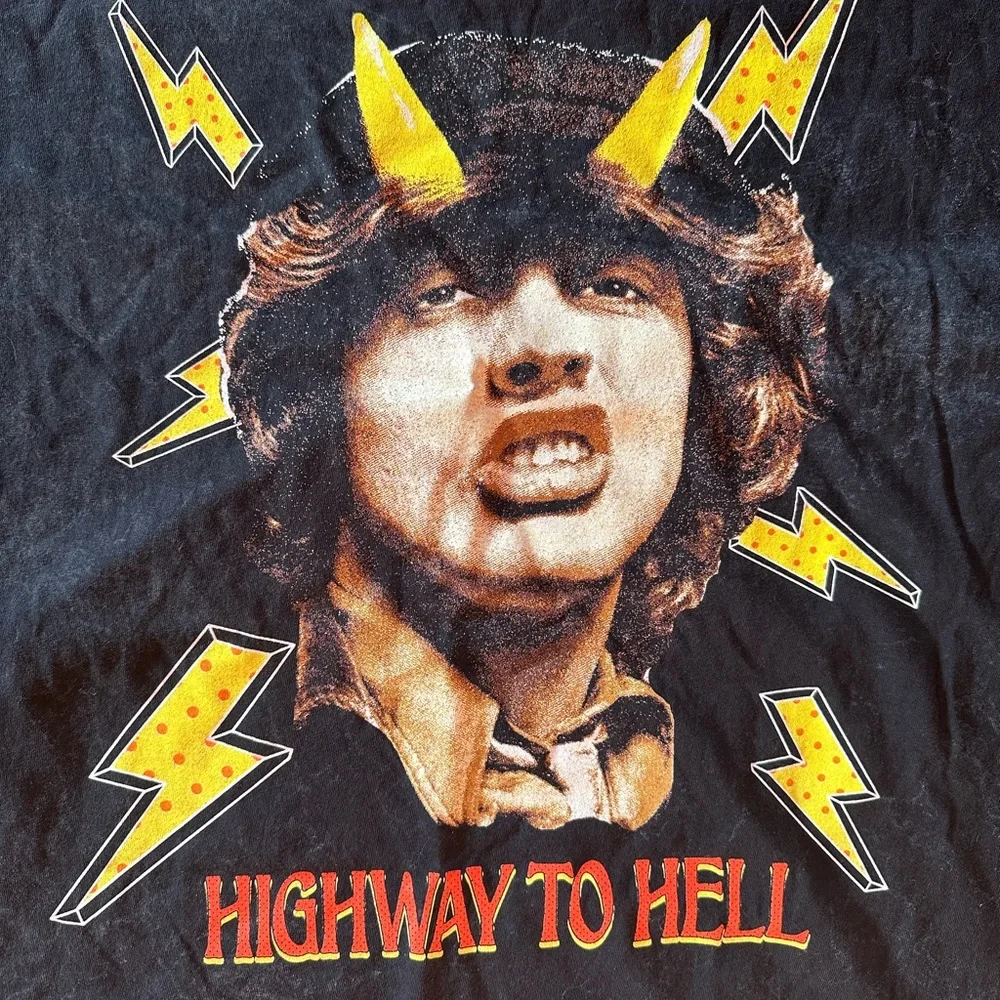 AC⚡️DC HIGHWAY TO HELL T-SHIRT SIZE MEDIUM NEW NWT - Picture 2 of 6